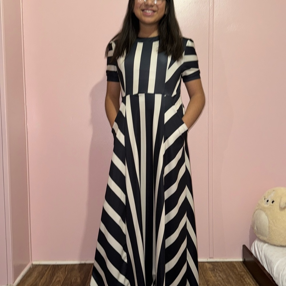 This is a Chicme dress in the size M.